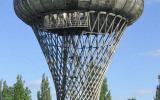 Ciechanow Water Tower&nbsp;(Цехановская водонапорная башня) является одной из&nbsp;самых необычных&nbsp;башен мира, которая находится в Польше и представляет собой гиперболоидную конструкцию, способную выдерживать огромные нагрузки. Водонапорная башня была построена в 1972 году под руководством архитектора Ежи Богуславски.
