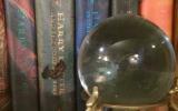 Солнце светило&nbsp;сквозь хрустальный шар и прожгло дыру в одной из книг о Гарри Поттере

