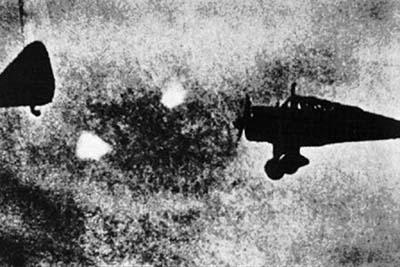 ВВС США

Предположительно НЛО, снятый во время Второй мировой войны возле военных самолетов.&nbsp;
