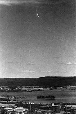 Фотография «призрачной ракеты», сделанная Э.&nbsp;Реутерсвордом (1946)
