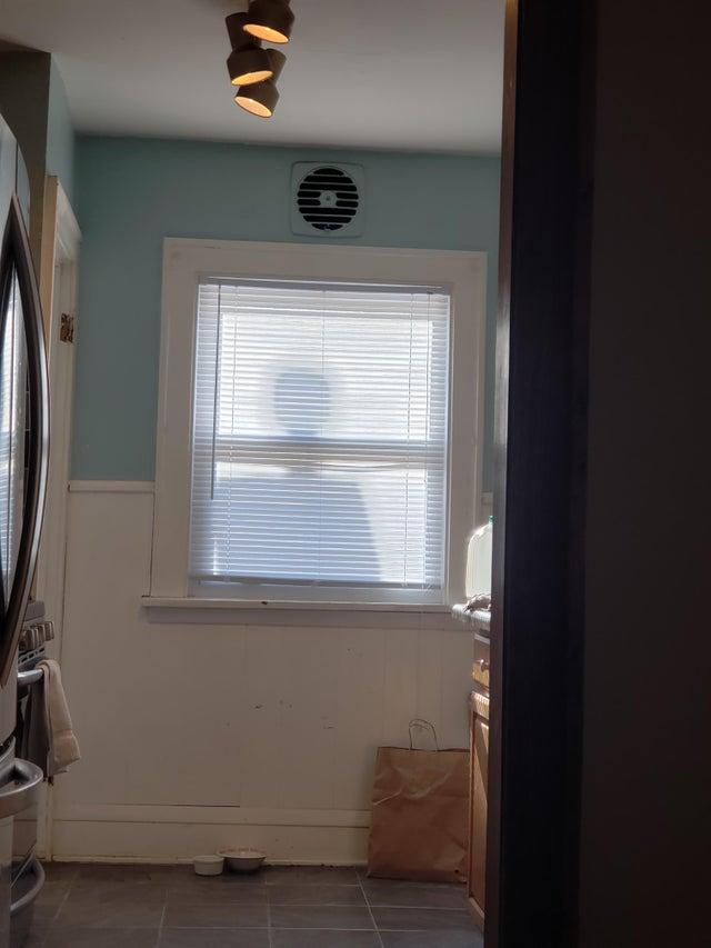 Каждое утро в 11 (или около того) в окне появляется дымоход моего соседа&nbsp;и пугает меня до чертиков.

Автор: u/audiocranium
