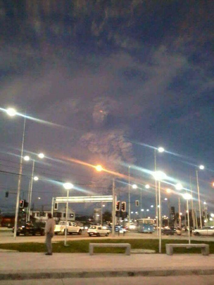 Облако вулканического пепла в Чили похоже на гигантского монстра, вызванного из подземного мира
